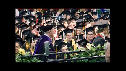 Il tourne son clip pendant sa remise de diplome en cachette !