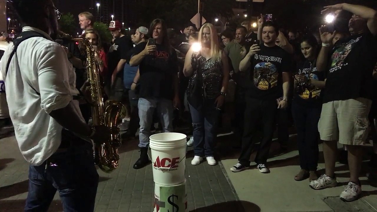 Il joue Iron Maiden au Saxophone à la sortie de leur concert devant les fans ! The Trooper