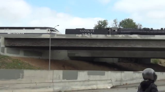 Une locomotive à vapeur tire un train moderne entier aux Etats-Unis !