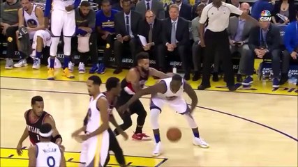 Draymond Green kicks at Allen Crabbe
