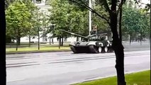 Accident incroyable quand un char d'assaut se crash en pleine rue à Minsk