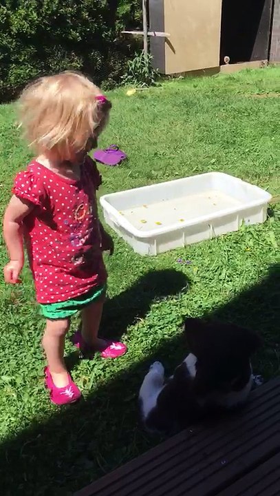 Franzi von der Wallmühle wird von Emma gewaschen