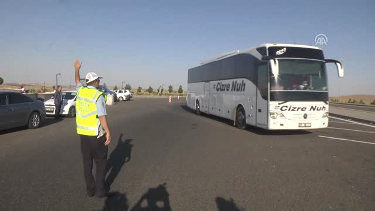 Polisten Sürücülere Lokum ve Şeker Ikramı