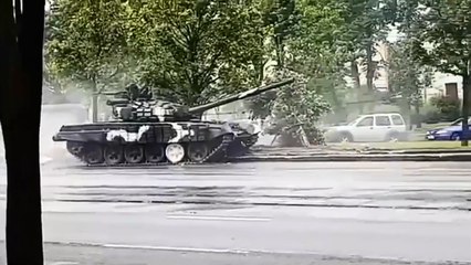 Un pilote perd le contrôle d'un tank en pleine rue.