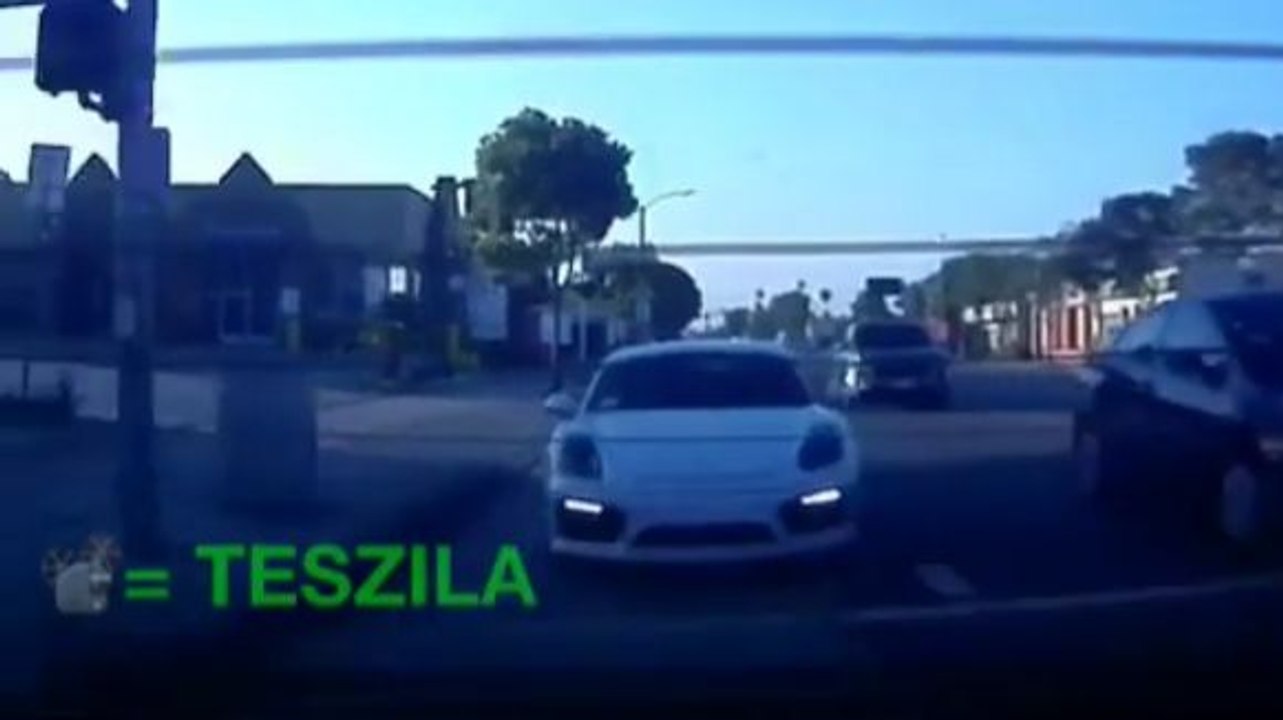 Une Porsche essaie de suivre l’accélération d'une Tesla