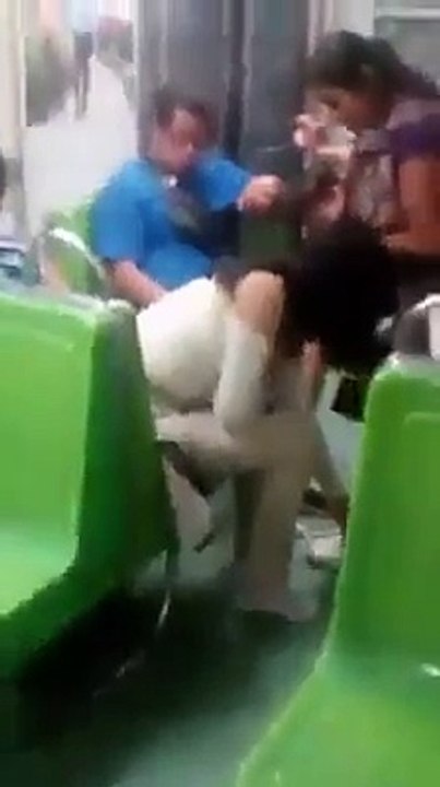 Bondadoso gesto con persona que pedía limosna