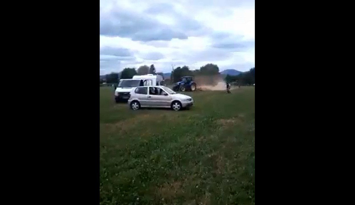 Un fermier de Colmar en colère contre des gitans débarque avec son tracteur.