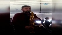 Uçakta Saksafonlu Müzik Resitali
