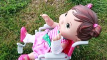 Vivant attaque bébé garçon fou béquille poupée blesser parc jouet fauteuil roulant ambulance