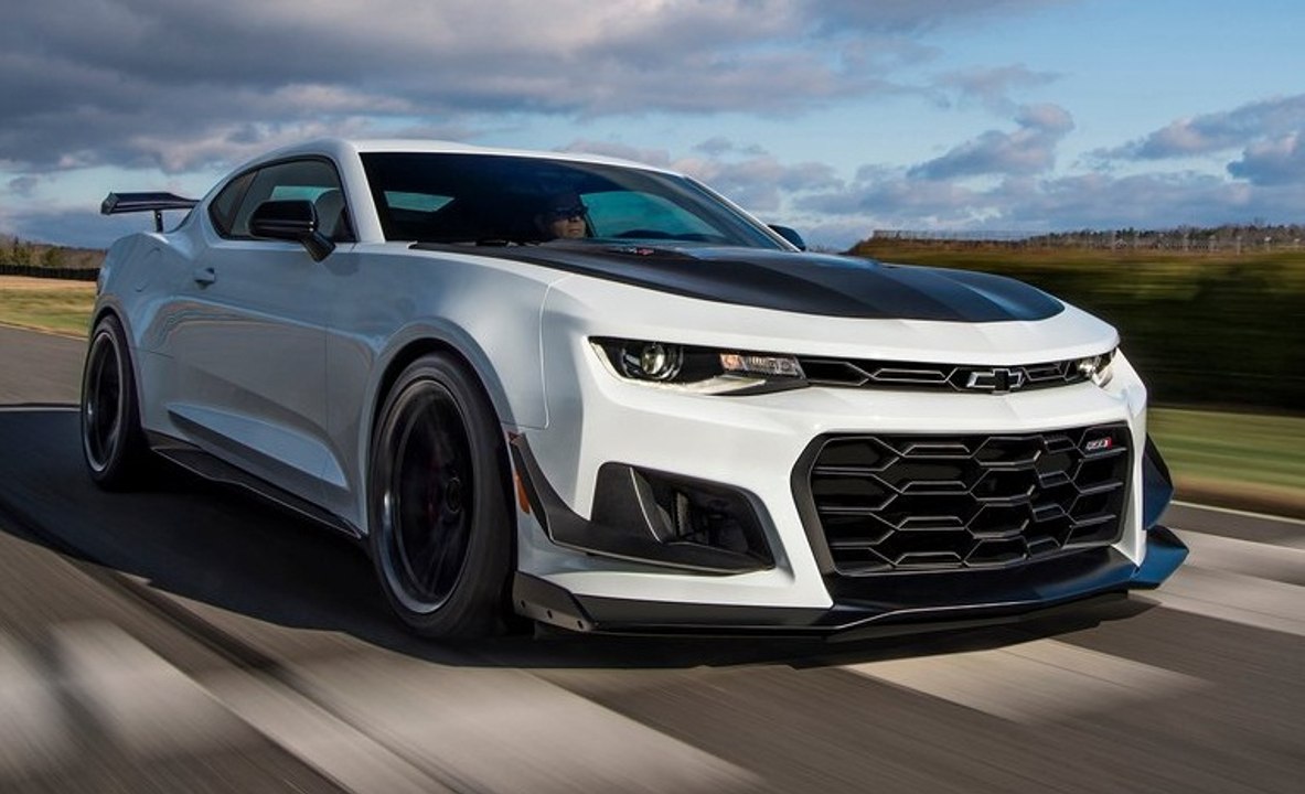 2018 Chevrolet Camaro ZL1 VS Dodge Challenger Srt