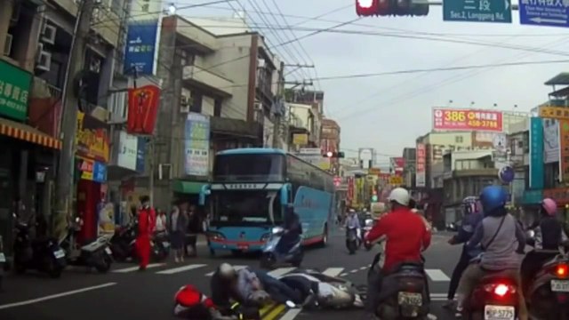 ULTIMATE DUMB PEOPLE, EPIC PEDESTRIANS FAILS COMPILATION JUNE 2017