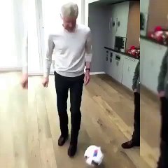 Arsene Wenger Showing His Skills!