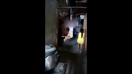 Bé gái bị cột tay trẻ lơ lửng trên trần nhà