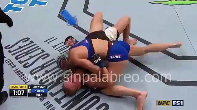 Moment très gênant pour cette combattante MMA... qui a tout laché au sol