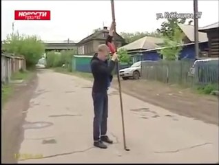 Download Video: Il découvre un trou très profond sur une route en russie... Flippant