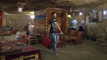 Sıcaktan Bunalan Vatandaşlar Mağarada Serinlediler