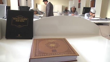 Kur'an-ı Kerim'i Parmaklarıyla Ezberliyorlar (1)