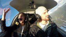 Il fait croire que l'avion est en train de tomber en panne pour demander sa petite amie en mariage