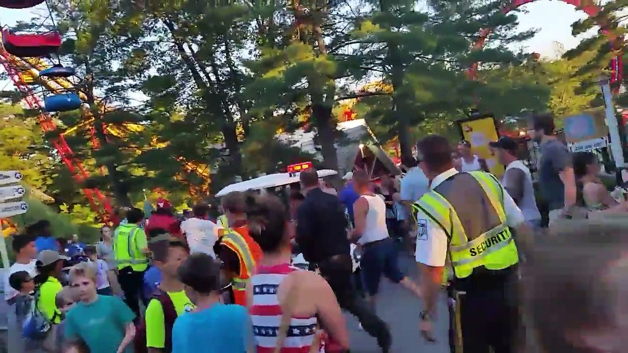 Une ado chute d'un manège dans un parc d'attraction et est rattrapée par la foule !