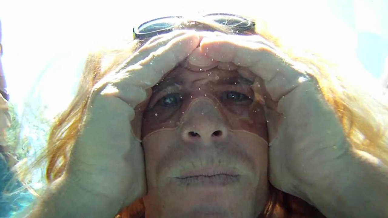 Il réalise des lunettes d'air maison pour voir sous l'eau