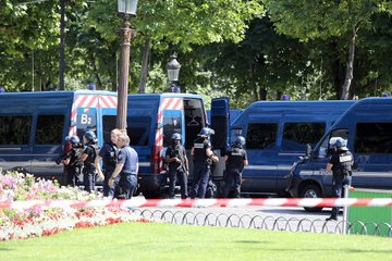 Le terroriste des Champs-Élysées aurait alerté les médias avant l'attaque