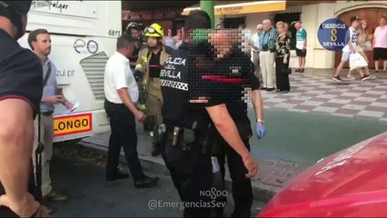 Un garçon effectue le trajet Maroc-Séville accroché sous un bus