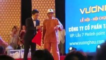 Clip nghệ sĩ Hoài Linh bị chọi đá khi diễn ở Quảng Ngãi