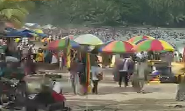 Jalur Menuju Kawasan Pantai Anyer Macet Parah