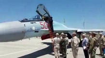 بشار الأسد يزور قاعدة حميميم و يركب طائرة روسية من طراز 