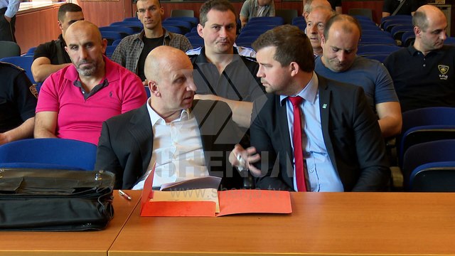 Familjarët e të akuzuarve të “Monstrës” të lodhur nga pritja