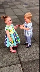 ये बच्चे कितने क्यूट हैं  ¦ Little Kids Kiss & Giggle ¦ Viral Video