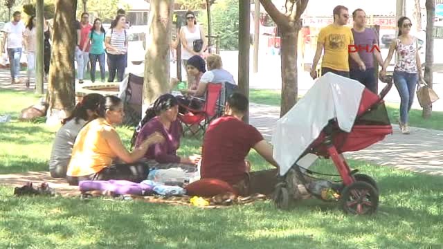 Denizli Sıcaktan Bunalan Vatandaşlar Parklara Akın Etti