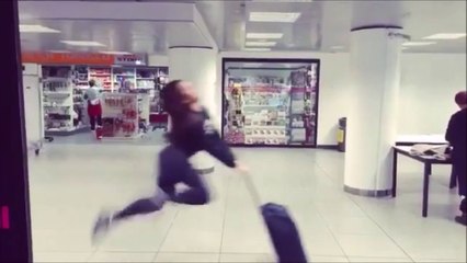 Faire la conne à l'aéroport et bim... grosse gamelle