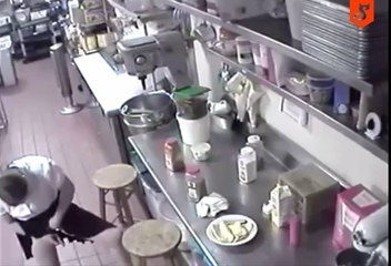 Te vas a quedar impactado con lo que hace esta camarera con el perrito caliente