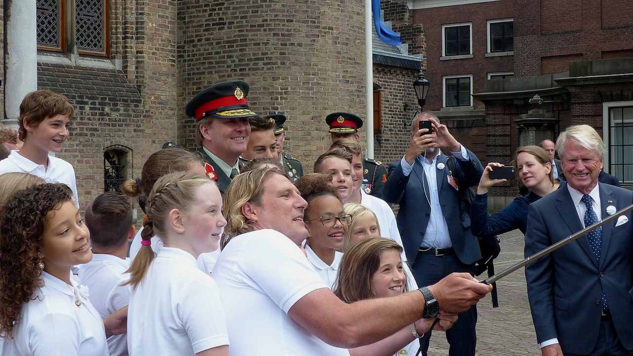 Vloggers obs de Markenburg met groep 8 naar de Koning op Veteranendag / Den Haag 2017
