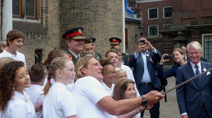 Vloggers obs de Markenburg met groep 8 naar de Koning op Veteranendag / Den Haag 2017
