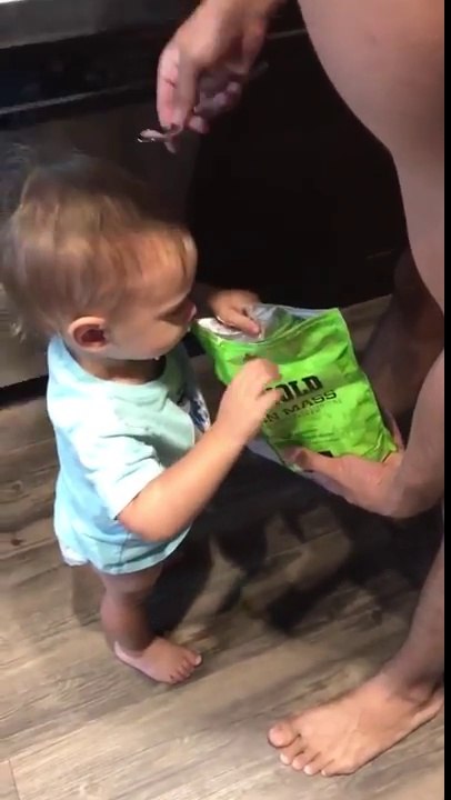 Ce père donne des protéines à son fils !! INCONSCIENT !