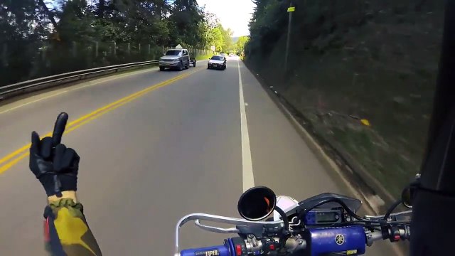 Ce motard manque de se faire renverser par un conducteur à contre sens !
