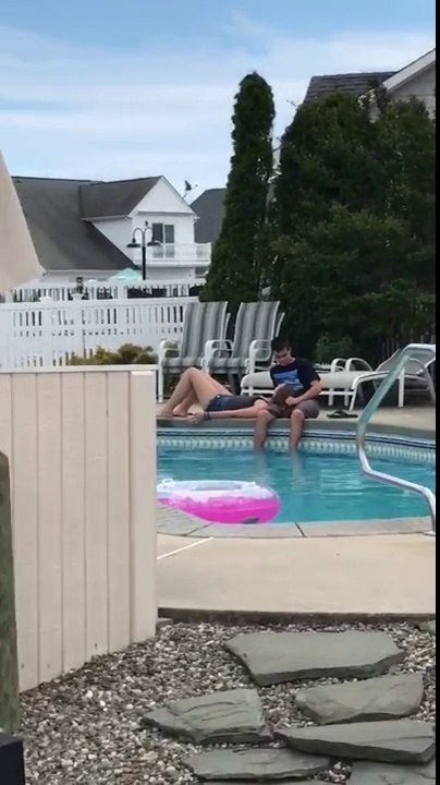 Moment romantique au bord de la piscine... FAIL !