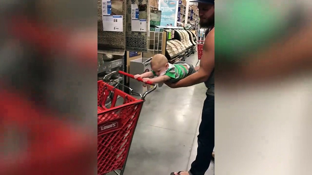 Ce bébé ne veut vraiment pas lâcher son caddie de courses
