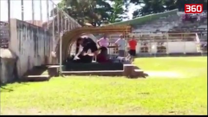 Arbitri kercenon me arme futbollistet ne fushen e lojes (360video)