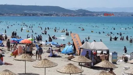 Izmir Tatilcileri Çeşme'nin Denizi Serinletti