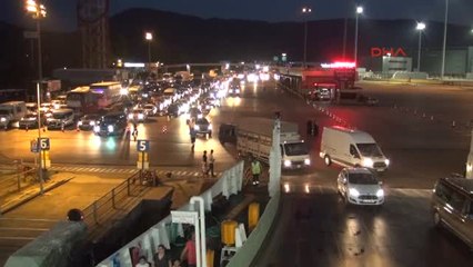 Yalova'da Tatilcilerin Dönüşü Gece de Devam Ediyor