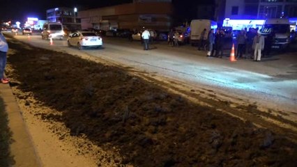 CHP'nin Kamp Alanının Önünde Bulunan Yola Hayvan Gübresi Döküldü