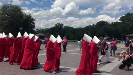 Descargar video: Planned Parenthood Holds Handmaid's Tale-Inspired Protest at US Capitol