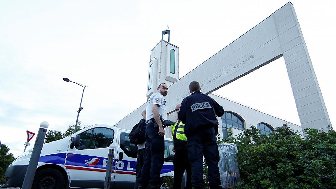 Auto-Angriff auf Moschee bei Paris; niemand verletzt