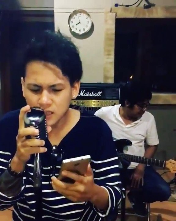 Gaya Evelyn Nada Anjani Istri Aming Sugandhi Saat Bernyanyi