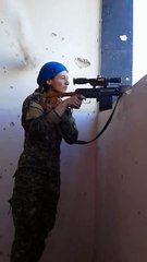 Cette sniper Kurde va etre frôlée par une balle... Chaud