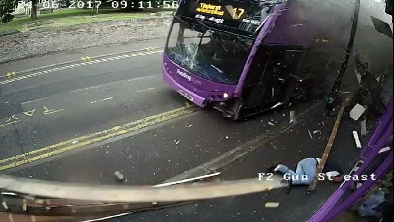 Il se fait percuter par un bus mais va quand même au pub juste après l'accident!
