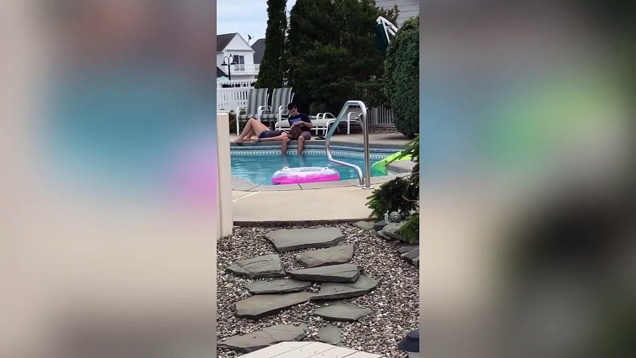 Quoi de mieux pour embeter ce couple au bord de la piscine : bombe!!!!